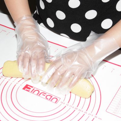 Wholesale colorless cooking PE gloves (2)